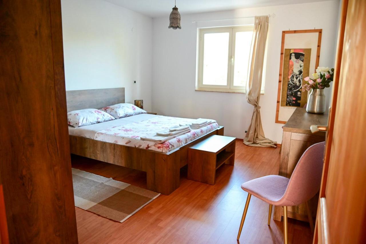 Apartment Laetitia Kaštelir Buitenkant foto